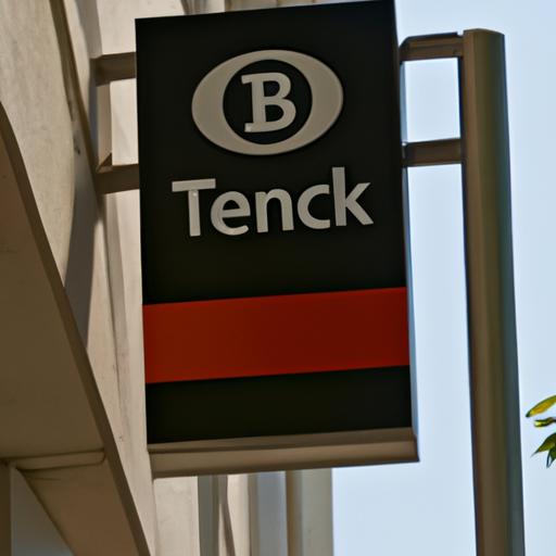 Biển hiệu ngân hàng Techcombank trước cửa một chi nhánh